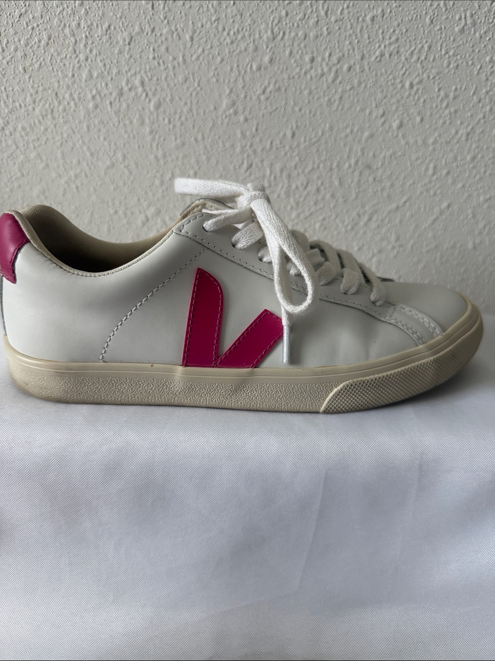 White VEJA Sneakers with Pink Accent V Logo - Women's Casual Trainers - Picture 7 of 8